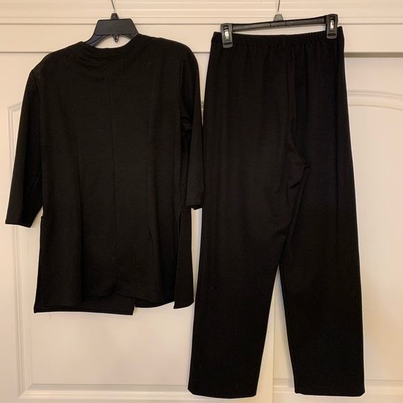 button down blouse & pant suit. - Picture 6 of 6